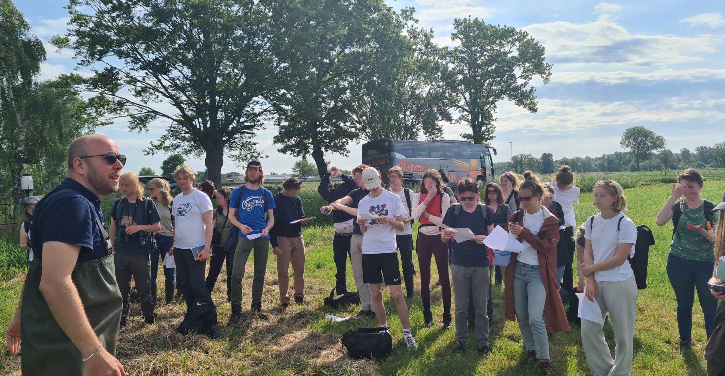 Prof. Jonas Schoelynck showing the students of 3rd Bachelor Biology the beauty and importance of the Kleine Nete Valley. Remaining pieces of wetland have a crucial sponge-function to retain water and prevent droughts.