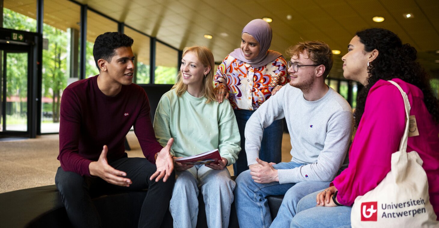 Word UAmbassadeur en inspireer de volgende generatie. De UAmbassadeurs zijn een diverse groep van geëngageerde studenten die hun eigen ervaringen delen om studiekiezers te inspireren en te motiveren.